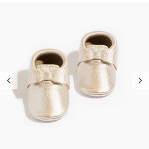 Freshly Picked Platinum Bow Mocc Mini hard sole size 6